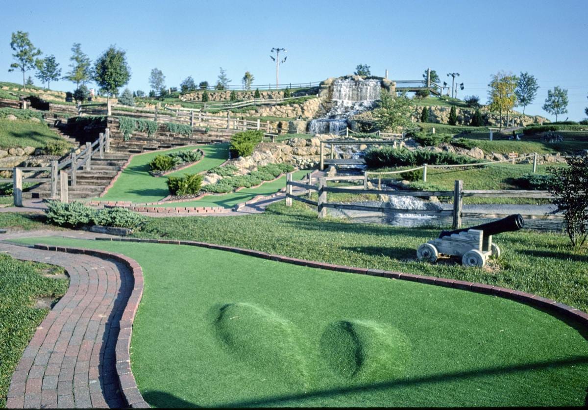 Historic Photo : 1988 Overall with Green Front, Pirate's Cove Adventure Golf Route 13, Wisconsin Dells, Wisconsin | Photo by: John Margolies |