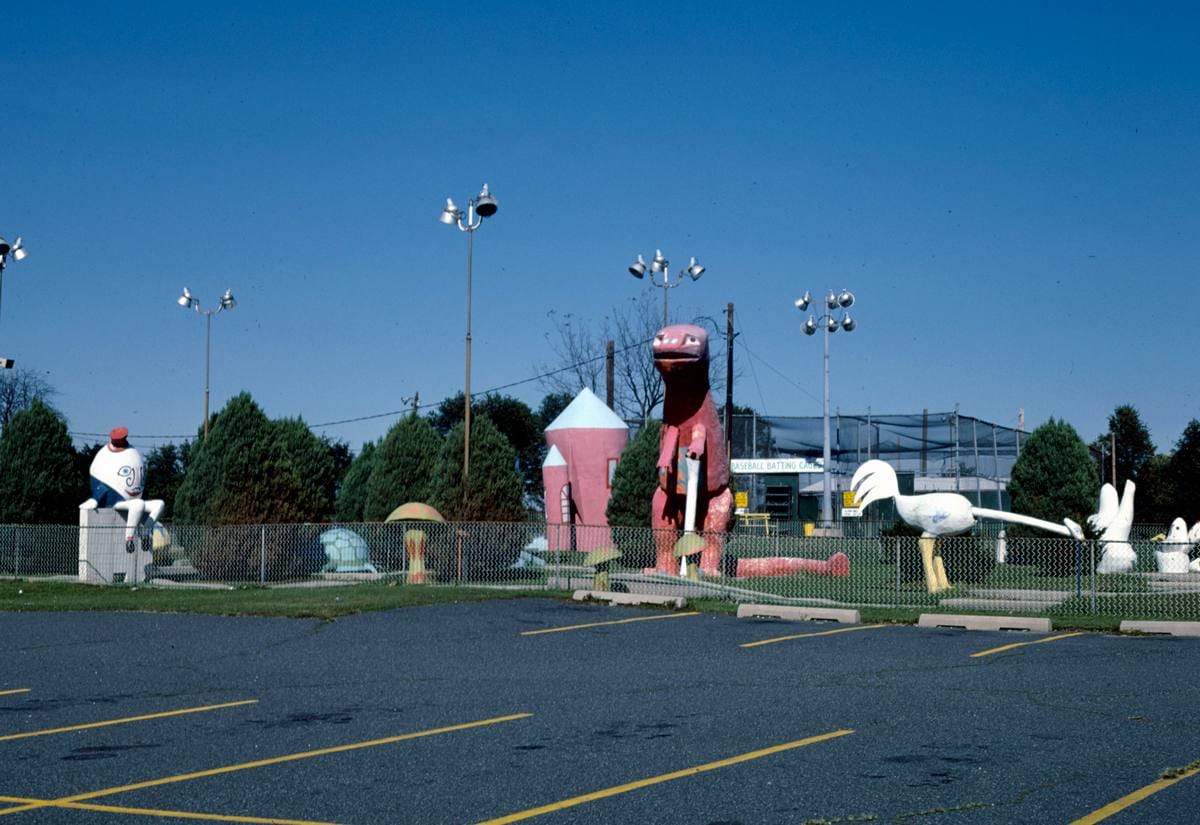 Historic Photo : 1984 Parking lot view 2, Sir Goony Golf, Route 202 at Spring Lake Rec. Center, Chadds Ford, Pennsylvania | Photo by: John Margolies |