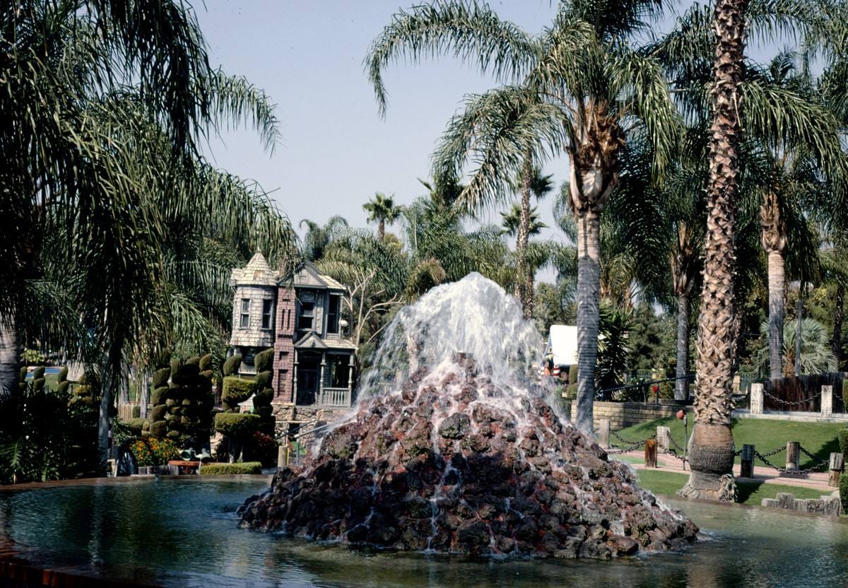 Historic Photo : 1991 Fountain and haunted house, Castle Amusement Park mini golf, Polk Street, Riverside, California | Photo by: John Margolies |