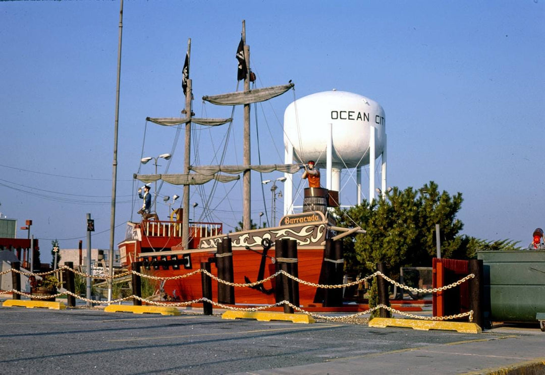 Historic Photo : 1985 Old Pro Golf, pirate course. 3/4 pirate ship and water tank, sign, Ocean City, Maryland | Photo by: John Margolies |