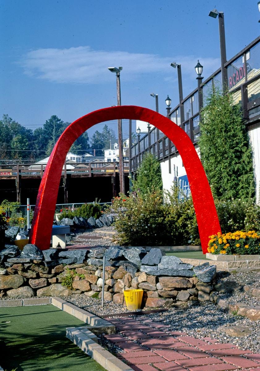 Historic Photo : 1984 Red arch view 1, Salute to the USA mini golf, Lake Winnipesaukee Pier, Weirs Beach, New Hampshire | Photo by: John Margolies |