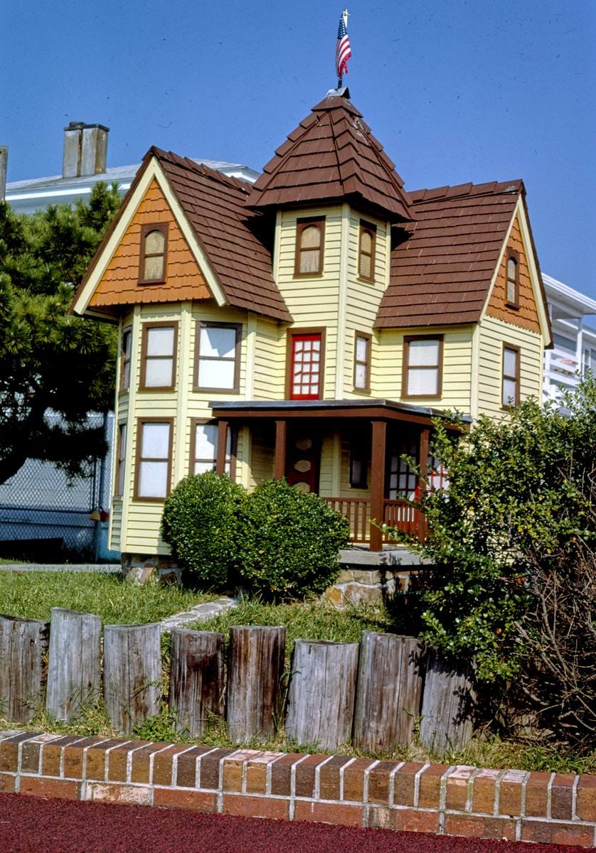 Historic Photo : 1985 House, Sunburst Golf, Ocean City, Maryland | Margolies | Roadside America Collection | Vintage Wall Art :