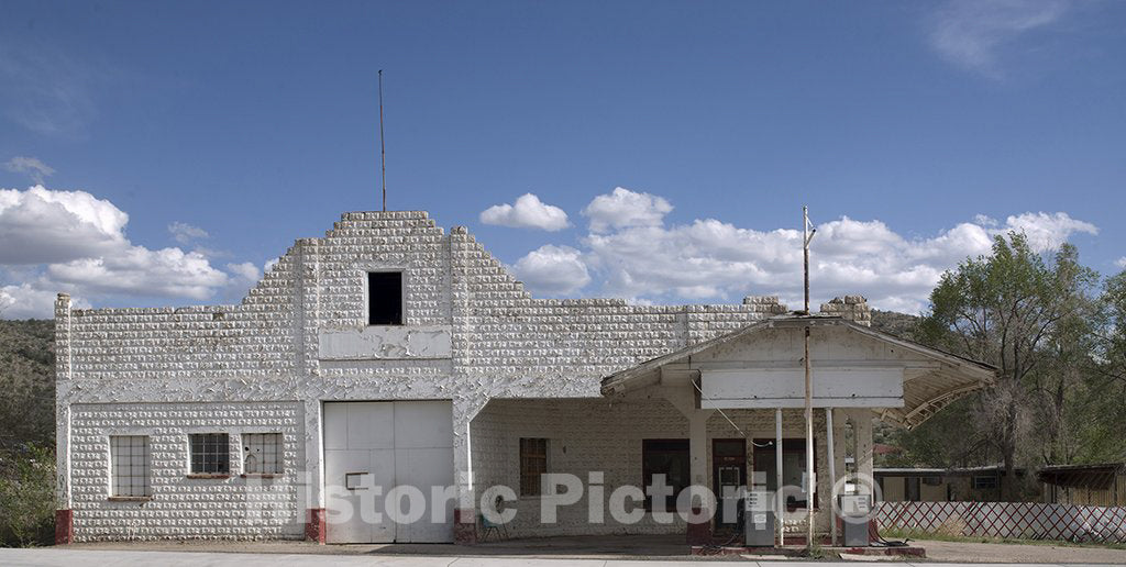 Truxton, AZ Photo - Old gas station, Truxton, Arizona