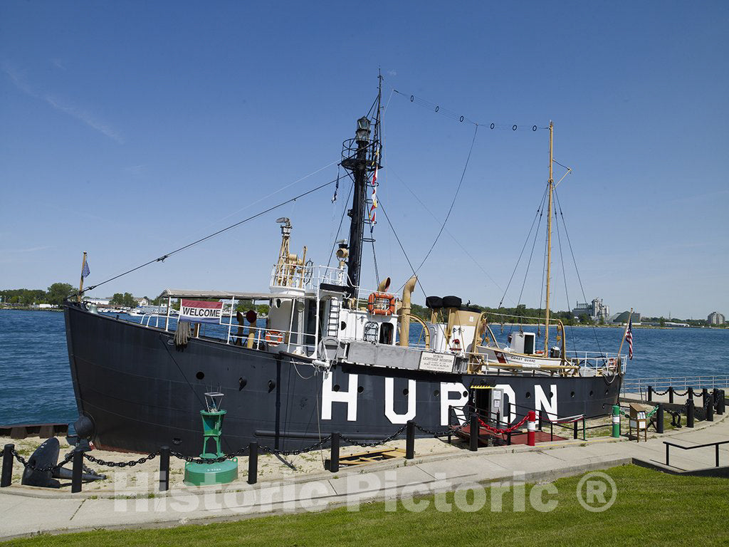 Port Huron, MI Photo - Tug Boat on St. Clair River, Port Huron, Michigan