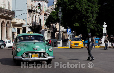 Photo - Vintage cars are everywhere on the Paseo de MartÃ (del Prado)- Fine Art Photo Reporduction