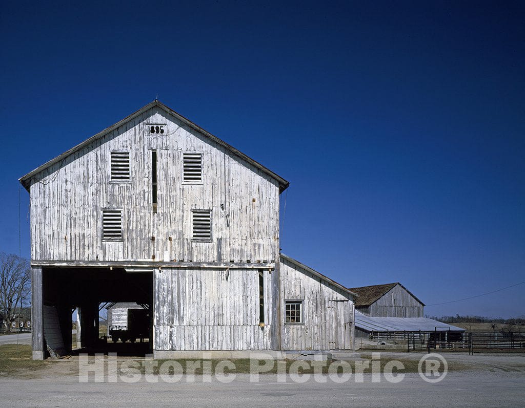 Amana, IA Photo - Pass-Through barn' in Iowa's Amana Colonies