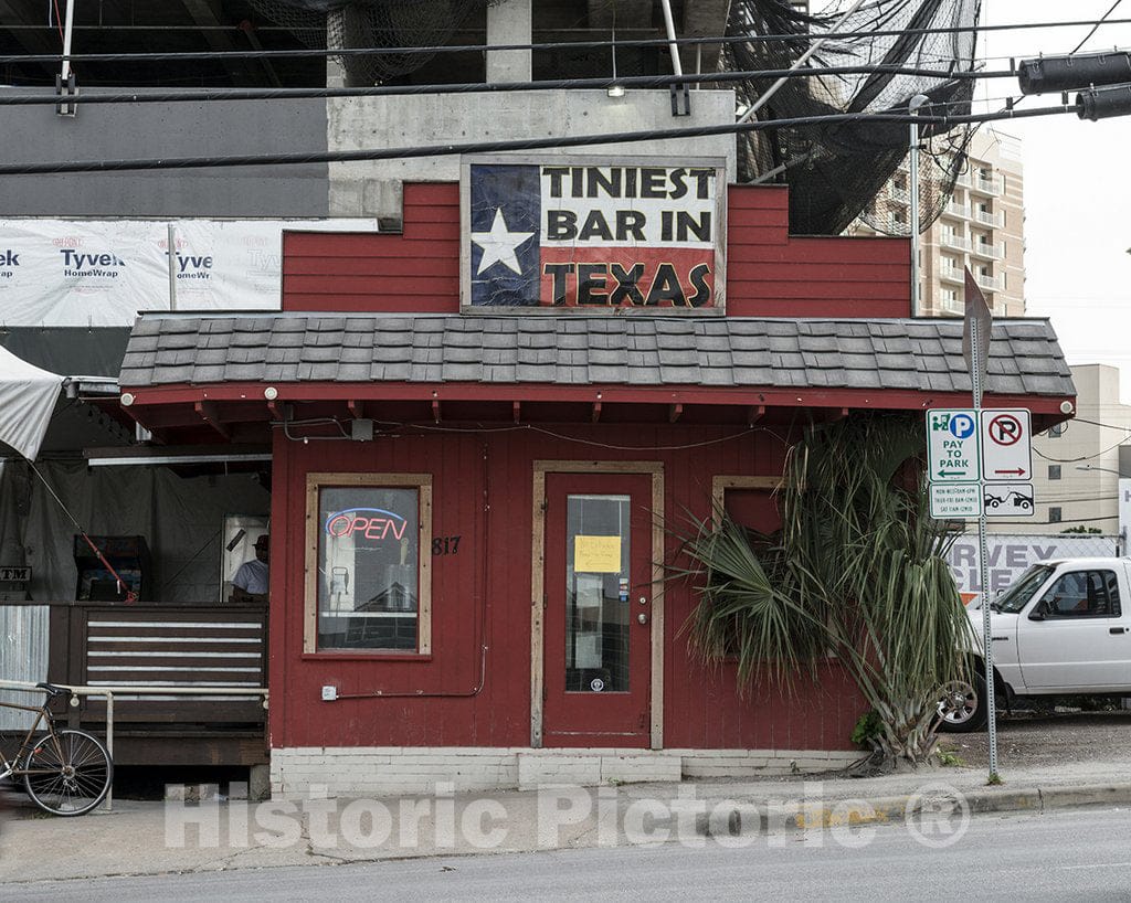 Austin, TX Photo - The Establishment in Austin, Texas, That Promotes Itself as The tiniest bar in Texas, an Assertion That Could not be independently Confirmed