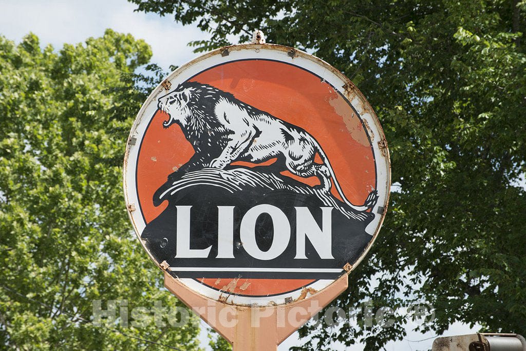 Texas Photo - Vintage Lion Gas Station Sign Along a Road in East Texas