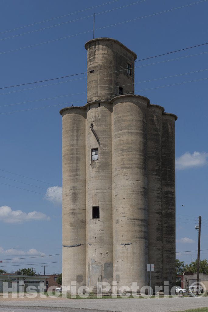 Ennis, TX Photo - Grain elevator in Ennis, in Ellis County, Texas