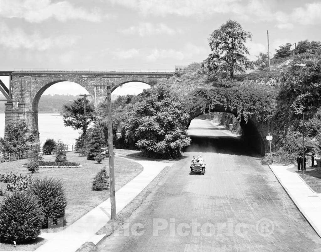 Historic Black & White Photo - Philidelphia, Pennsylvania - East River Drive, c1915 -